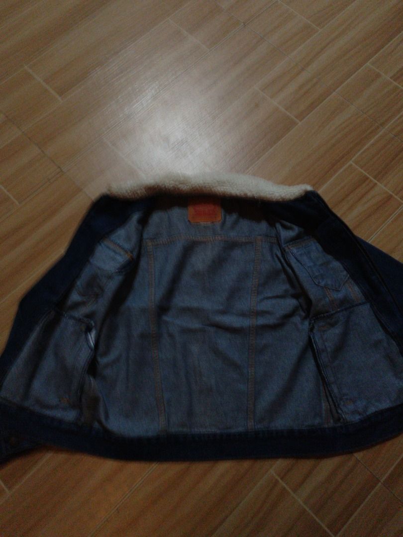 LEVI'S WOMEN DEMIN JACKET (Category: Coats, Jackets and Outerwear) located in Maragusan (San Mariano). Submitted by kaldmark27 (Listing ID 1440500695, Image 3). Description: - Brand: Levi's - Style: Women's Denim Jacket - Color: Indigo Wash - Features: Sherpa collar, zip-up front, chest pockets - Design: Classic trucker jacket silhouette - Perfect for casual wear and layering Color rate 9.9/10 Cuttag- Krispy Condi.