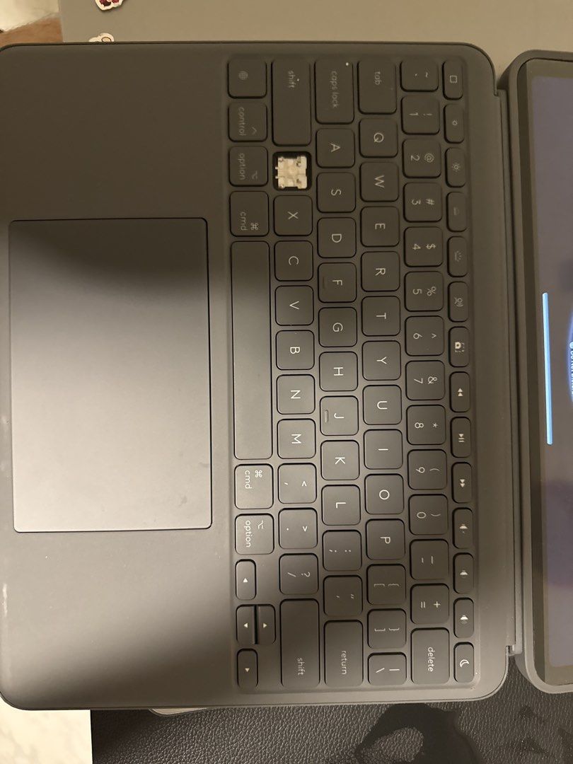 Logitech iPad keyboard case (Category: Cases & Sleeves) located in Singapore. Submitted by ziweiw57099634 (Listing ID 1440554544, Image 3). Description: .