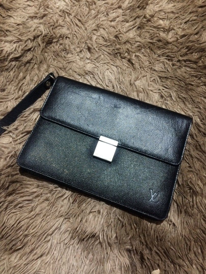 LOUIS VUITTON | TAIGA SELENGA CLUTCH BAG (Category: Luxury Bags & Wallets) located in Naga. Submitted by etherealbinsss_ (Listing ID 1440522740, Image 1). Description: Width: 10" Length: 7" Color rate : 10/10 Issue : minimal flaws only Overall, in very good condition Location : Bicol Naga City MOP: Gcash only ( Payment First ) Courier : J&T Express.