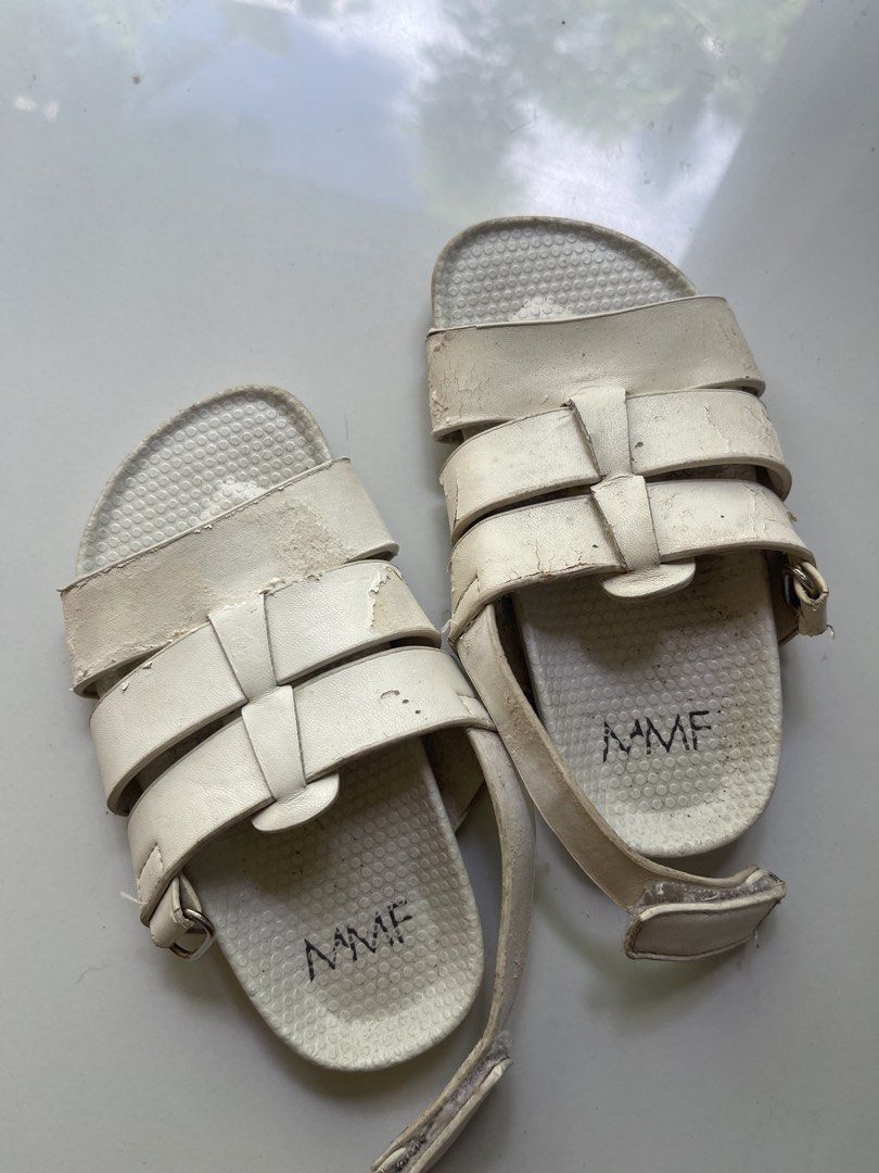 Meet my Feet White sandals (Category: Babies & Kids Fashion) located in Sorsogon. Submitted by comfortbeforestyle (Listing ID 1440496236, Image 2). Description: FREE for any purchase! Meet My Feet sandals — super okay pa po ito 😊 Not for maselan. Nagbakbak na yung strap, but if tatanggalin yung bakbak, okay pa siya gamitin then labhan. Pwede na siyang parang tela/fabric strap if you get what I mean. Size: 23 See measurement in cm..