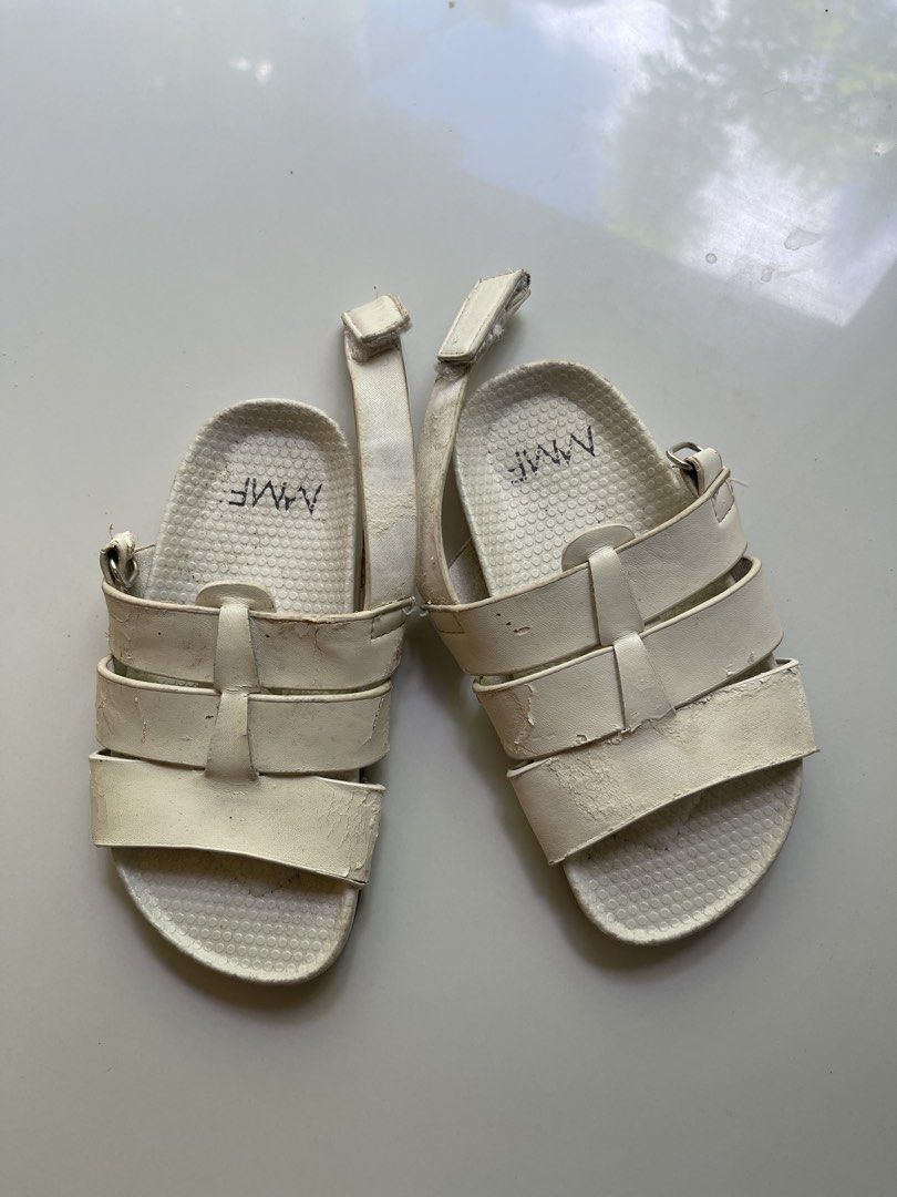 Meet my Feet White sandals (Category: Babies & Kids Fashion) located in Sorsogon. Submitted by comfortbeforestyle (Listing ID 1440496236, Image 1). Description: FREE for any purchase! Meet My Feet sandals — super okay pa po ito 😊 Not for maselan. Nagbakbak na yung strap, but if tatanggalin yung bakbak, okay pa siya gamitin then labhan. Pwede na siyang parang tela/fabric strap if you get what I mean. Size: 23 See measurement in cm..