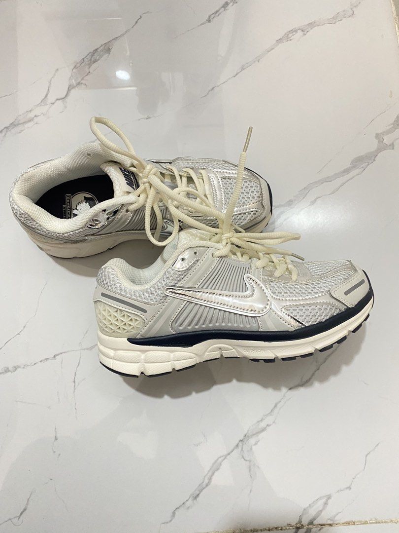 Original Nike Vomero 5 (23.5cm) (Category: Sneakers) located in Gapan. Submitted by kathhh.h (Listing ID 1440427881, Image 1). Description: no box no issue light use brand new condition - Size: 23.5cm - Laces are intact - Soles show minimal wear .