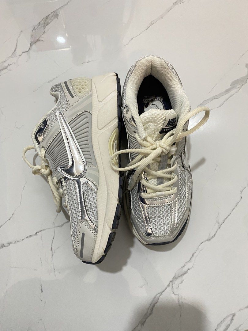 Original Nike Vomero 5 (23.5cm) (Category: Sneakers) located in Gapan. Submitted by kathhh.h (Listing ID 1440427881, Image 2). Description: no box no issue light use brand new condition - Size: 23.5cm - Laces are intact - Soles show minimal wear .