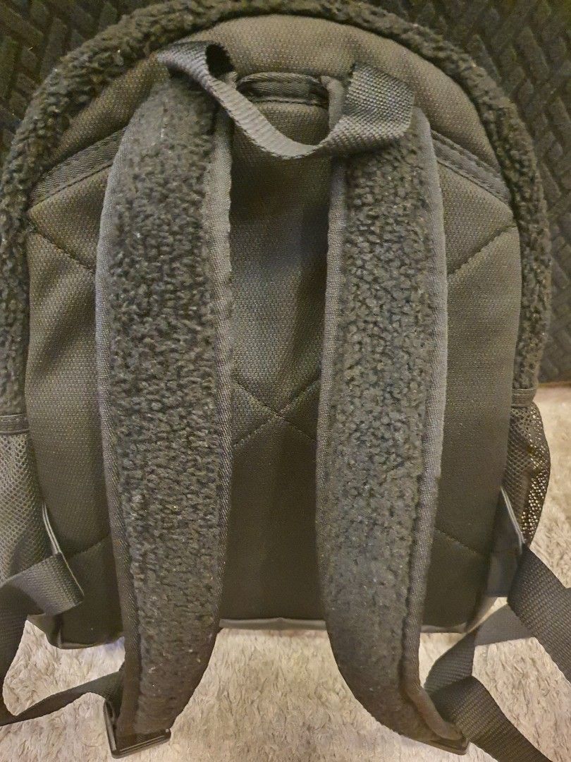 Nike fur small backpack for kids - authentic nike (Category: Babies & Kids Fashion) located in Taguig. Submitted by supernova888 (Listing ID 1440428750, Image 3). Description: neg.