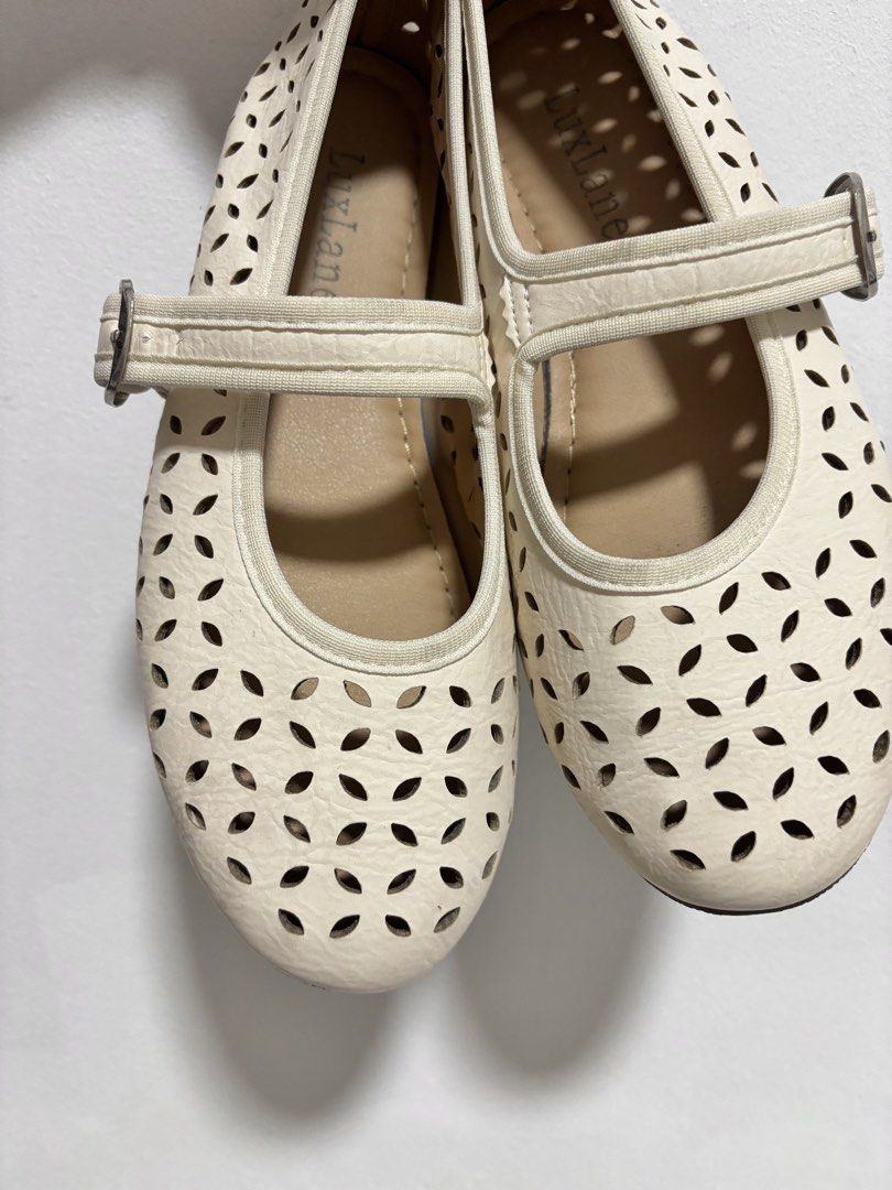Off White Cream Laser Cut Mary Jane Flats (Category: Flats & Sandals) located in Davao. Submitted by outoftheclosetdvo (Listing ID 1440545353, Image 2). Description: Fits 8.5-9 Insole 25cm.