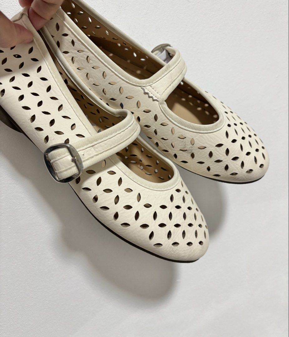 Off White Cream Laser Cut Mary Jane Flats (Category: Flats & Sandals) located in Davao. Submitted by outoftheclosetdvo (Listing ID 1440545353, Image 1). Description: Fits 8.5-9 Insole 25cm.
