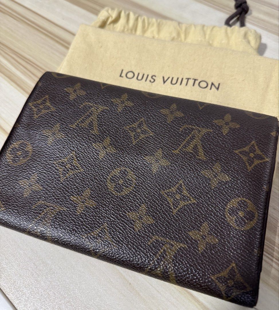 SOLD Orig lv wallet/purse (Category: Luxury Bags & Wallets) located in Quezon City. Submitted by rych0799 (Listing ID 1440536518, Image 3). Description: Still in good condition, sign of usage. Bawal sa maarte , can send more pics Magagamit pa, and pwede pa pang rampa sa labas 😊.