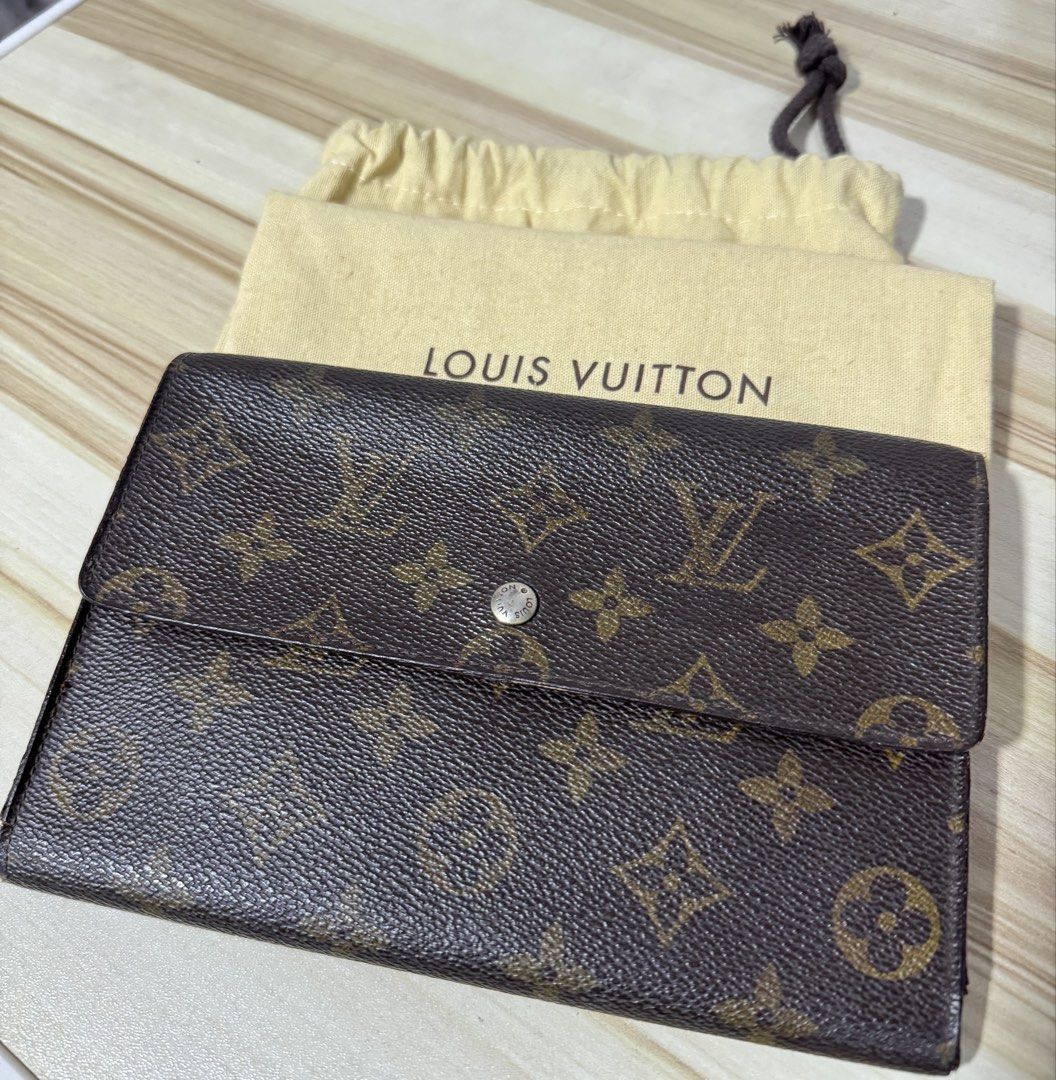SOLD Orig lv wallet/purse (Category: Luxury Bags & Wallets) located in Quezon City. Submitted by rych0799 (Listing ID 1440536518, Image 1). Description: Still in good condition, sign of usage. Bawal sa maarte , can send more pics Magagamit pa, and pwede pa pang rampa sa labas 😊.