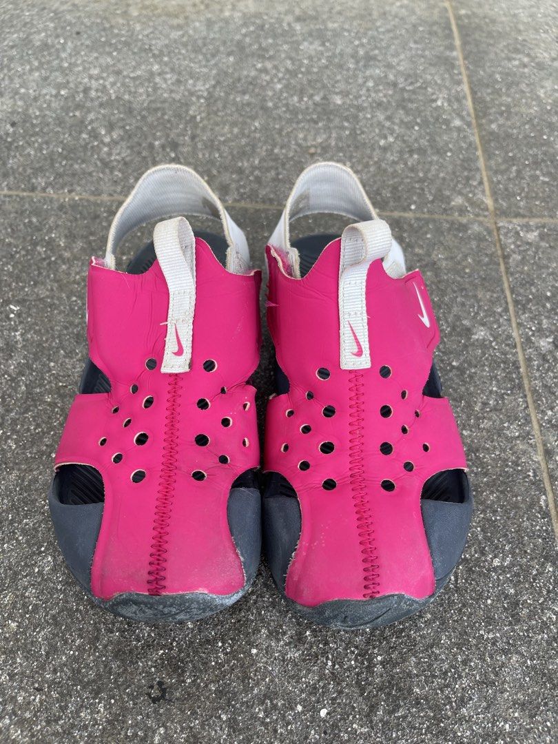 Original Nike Sandals (pink color) (Category: Babies & Kids Fashion) located in Pasig City. Submitted by missunclutter (Listing ID 1440485625, Image 2). Description: Best for girls age 3-6.