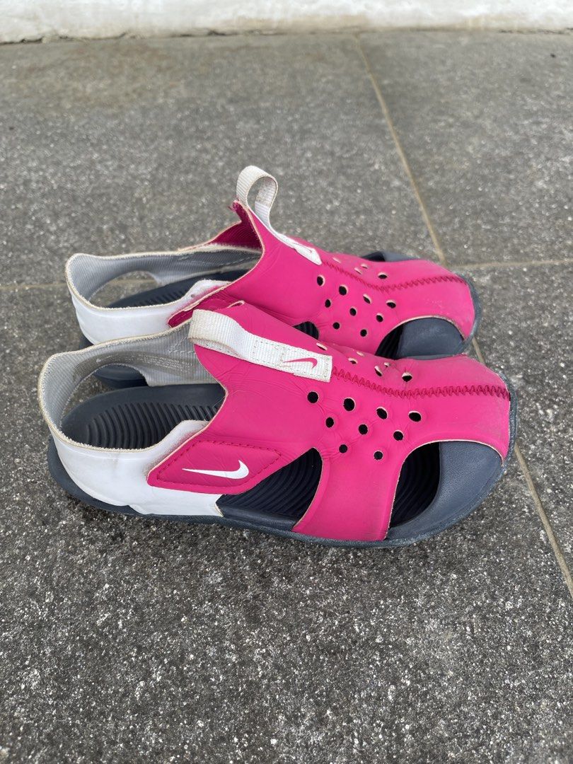 Original Nike Sandals (pink color) (Category: Babies & Kids Fashion) located in Pasig City. Submitted by missunclutter (Listing ID 1440485625, Image 1). Description: Best for girls age 3-6.