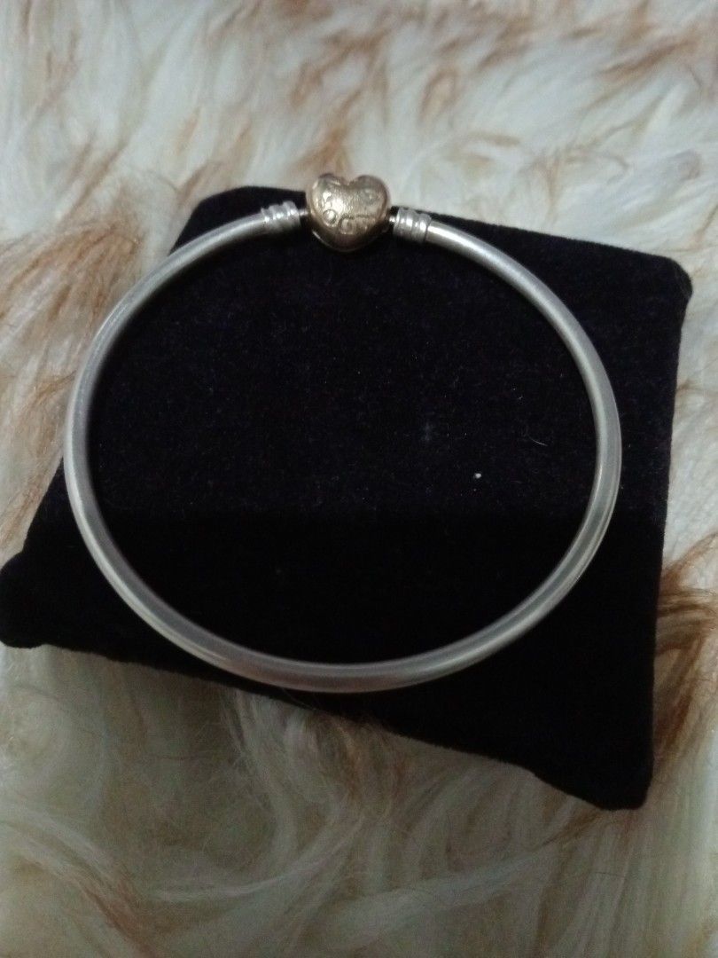 Pandora rose gold heart clasp bangle (Category: Bracelets) located in Batangas. Submitted by girlmeetspurple (Listing ID 1440515251, Image 1). Description: .