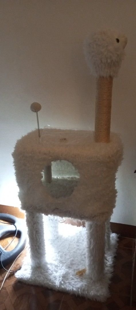 Cathouse/Cat home (Category: Homes & Other Pet Accessories) located in Las Pinas. Submitted by hmq43 (Listing ID 1440417959, Image 1). Description: Bago pa sya. minsan minsan lang gamitin ng pusa ko..