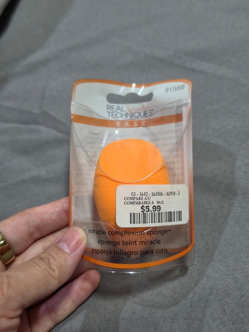 Real Techniques Miracle Complexion Sponge (Category: Makeup) located in Quezon City. Submitted by snowflakes.specials (Listing ID 1440546889, Image 1). Description: Base Miracle Complexion Sponge.