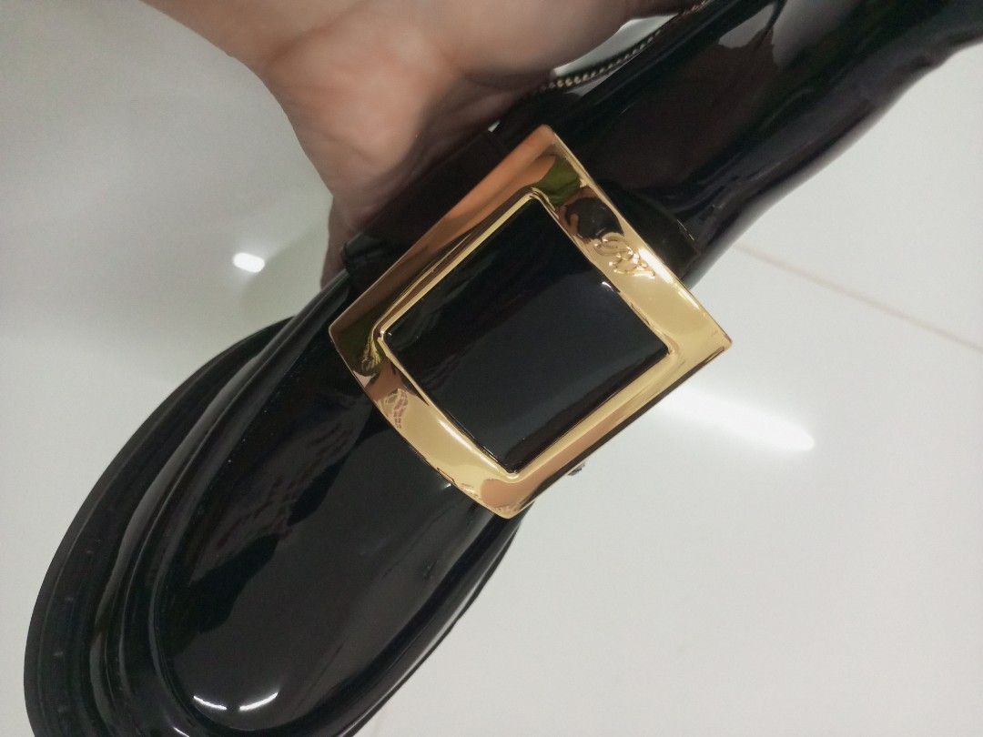 ROGER VIVIER BOOTS (Category: Sneakers & Footwear) located in Bulacan. Submitted by joanagwen (Listing ID 1440491819, Image 3). Description: Gandaaaaa 🥹🥹🥹.