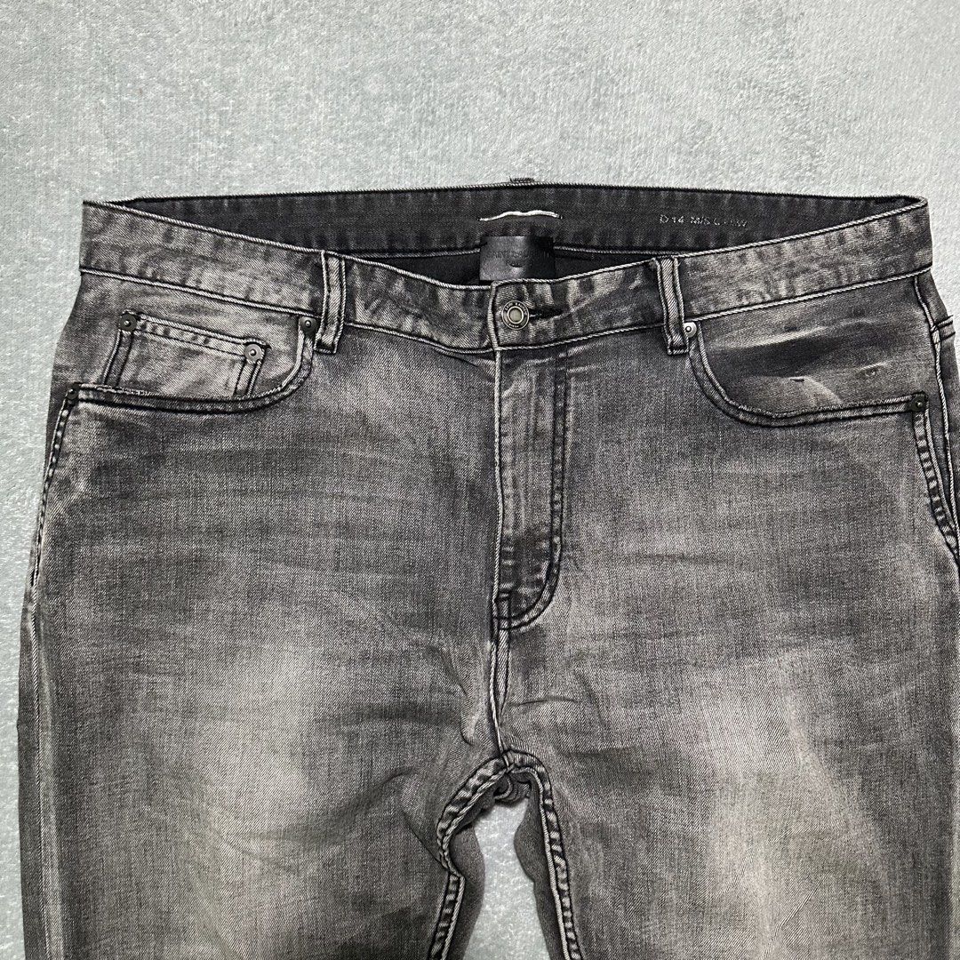 Saint Laurent Grey Washed Denim Jeans (Category: Jeans) located in Villaverde. Submitted by bakatzy_secondhand_garments (Listing ID 1440391415, Image 2). Description: - Brand: Saint Laurent - Color: Grey Washed Denim - Style: Classic Five-Pocket - Closure: Button and Zip Fly - Fit: Straight Leg - Ideal for: Everyday Wear - Note: Please check measurements for exact fit.