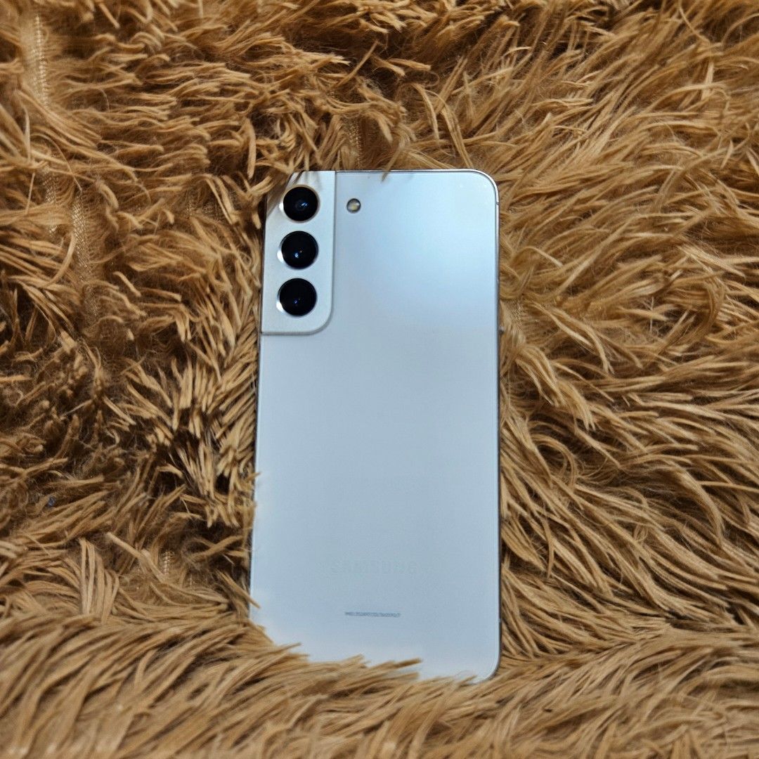 Samsung Galaxy S22 5G (Category: Samsung) located in Quezon City. Submitted by freeforceg91049 (Listing ID 1440562299, Image 2). Description: Samsung Galaxy S22 5G No issue 8gb ram/ 256gb rom Snapdragon 8 gen 1 3700 mAh With few signs of usage W/ premium case Available meetup, COD or COP 📍Bagong Silangan, QC.