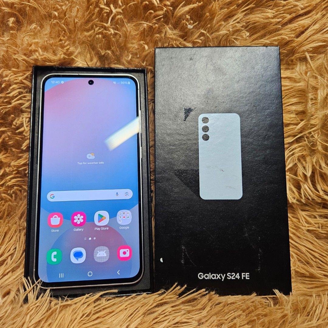 Samsung Galaxy S24 FE (Category: Samsung) located in Quezon City. Submitted by freeforceg91049 (Listing ID 1440561934, Image 2). Description: Samsung Galaxy S24 Fe Issue: slight amoled burn di gaano kahalata 8gb ram/ 128gb rom 4700 mAh Exynos 2400e 120Hz Available for meetups, COD or COP 📍Bagong Silangan, QC.
