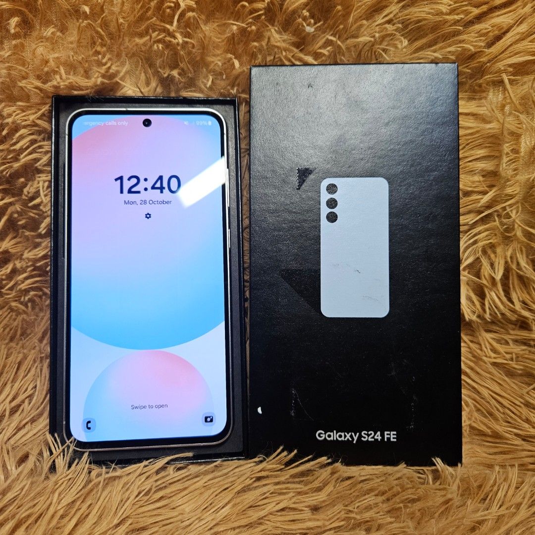Samsung Galaxy S24 FE (Category: Samsung) located in Quezon City. Submitted by freeforceg91049 (Listing ID 1440561934, Image 1). Description: Samsung Galaxy S24 Fe Issue: slight amoled burn di gaano kahalata 8gb ram/ 128gb rom 4700 mAh Exynos 2400e 120Hz Available for meetups, COD or COP 📍Bagong Silangan, QC.