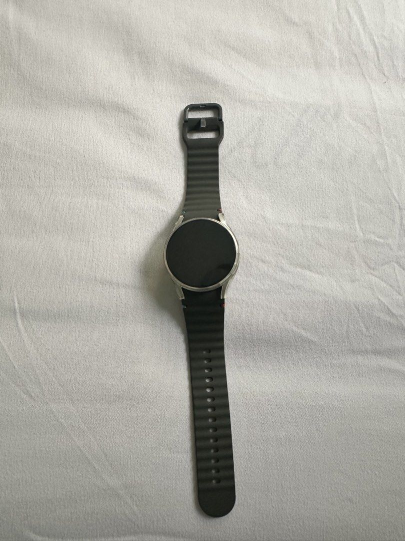 Samsung Galaxy Watch 7 (40mm) (Category: Wearables & Smart Watches) located in Paranaque City. Submitted by aca0320 (Listing ID 1440388931, Image 1). Description: Good as new With box, cable charger & extra straps .