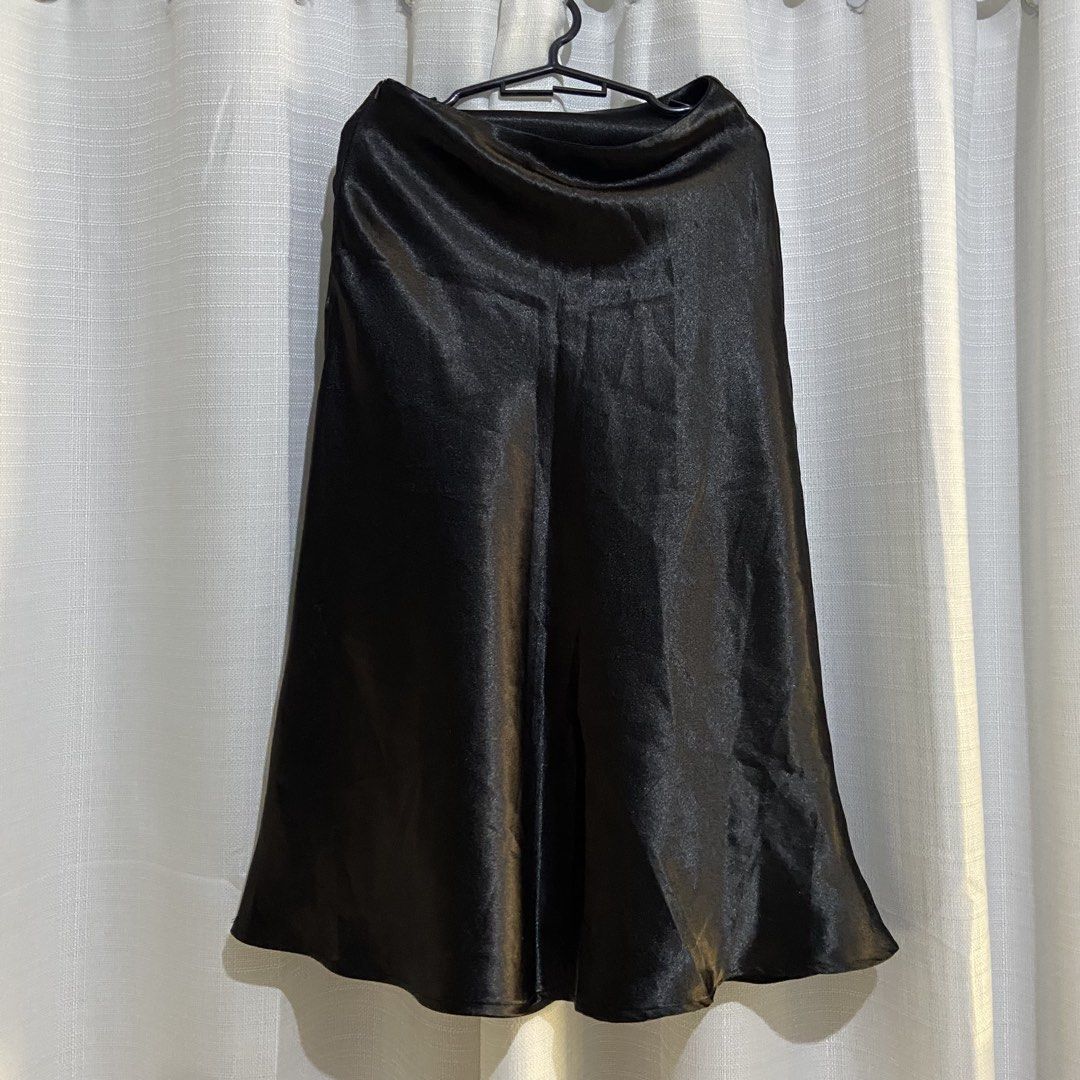 SHEIN Black Satin Midi Skirt (Category: Skirts) located in Bulacan. Submitted by dumpcloset (Listing ID 1440494326, Image 1). Description: SHEIN - size S on tag satin fabric side zip closure ideal for dinner, dates, night out dimensions: waist 27 length 28 📌 NO when worn ship via j&t loc bulacan.