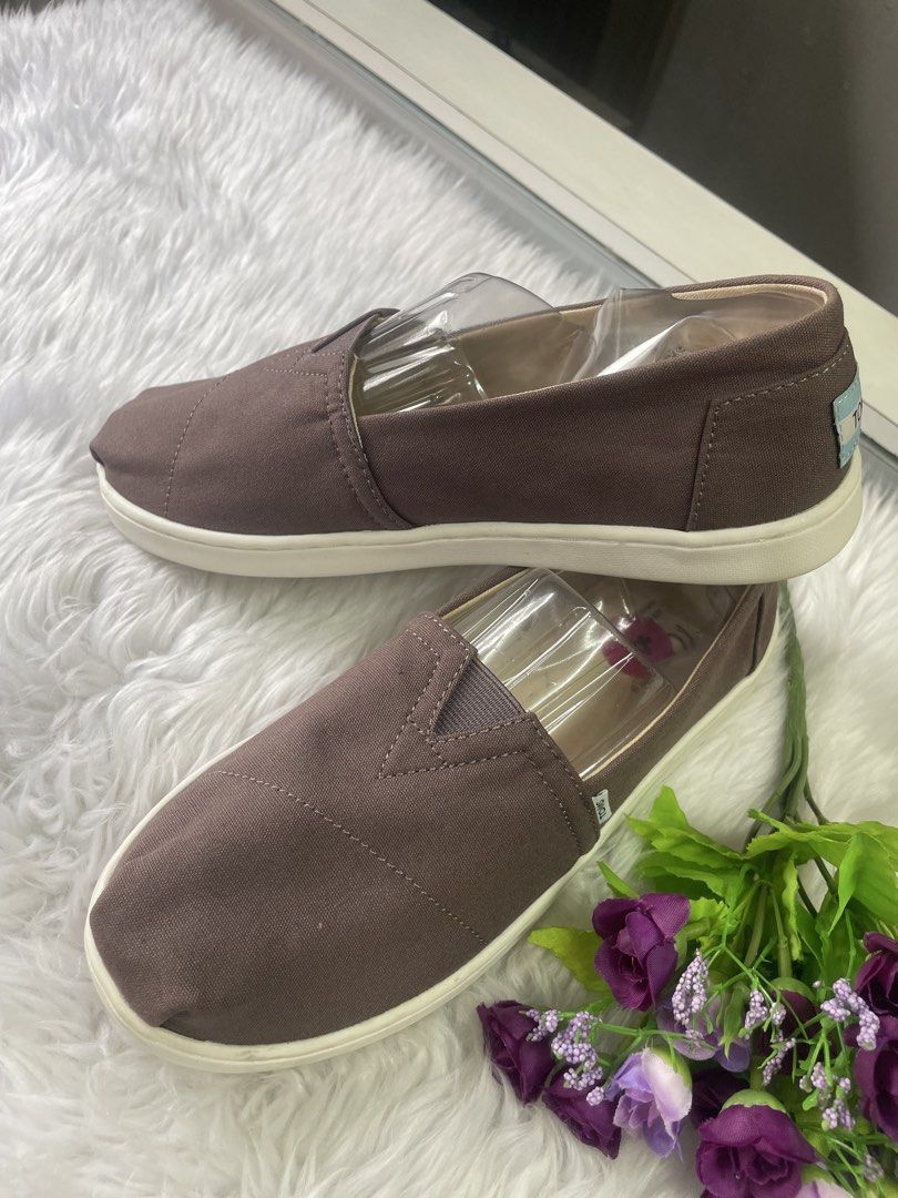 TOMS Canvas Slip-On Shoes (Category: Loafers) located in Pasig City. Submitted by seanymph2026 (Listing ID 1440506930, Image 3). Description: TÖMŞ Alpargata in Ash color • slip-on with a canvas upper with white rubber outsole. • lightweight feel and comfortable • easy-to-wear design, with an elastic V-notch for a flexible fit. • size 4 US (best fits 5.5 to 6) • brand new but no tag/old stock .