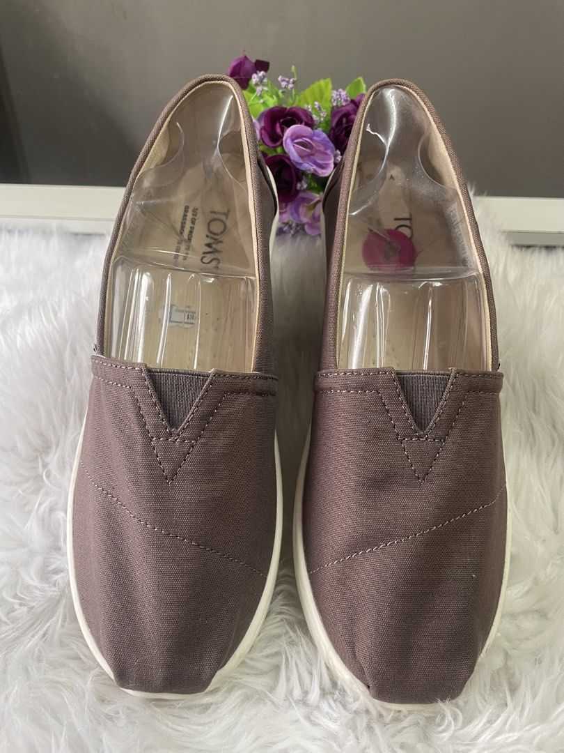 TOMS Canvas Slip-On Shoes (Category: Loafers) located in Pasig City. Submitted by seanymph2026 (Listing ID 1440506930, Image 1). Description: TÖMŞ Alpargata in Ash color • slip-on with a canvas upper with white rubber outsole. • lightweight feel and comfortable • easy-to-wear design, with an elastic V-notch for a flexible fit. • size 4 US (best fits 5.5 to 6) • brand new but no tag/old stock .