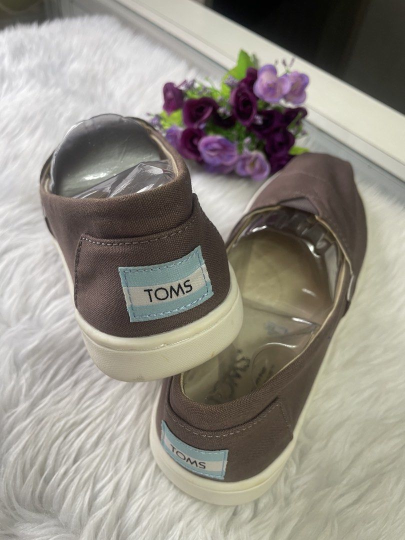 TOMS Canvas Slip-On Shoes (Category: Loafers) located in Pasig City. Submitted by seanymph2026 (Listing ID 1440506930, Image 2). Description: TÖMŞ Alpargata in Ash color • slip-on with a canvas upper with white rubber outsole. • lightweight feel and comfortable • easy-to-wear design, with an elastic V-notch for a flexible fit. • size 4 US (best fits 5.5 to 6) • brand new but no tag/old stock .