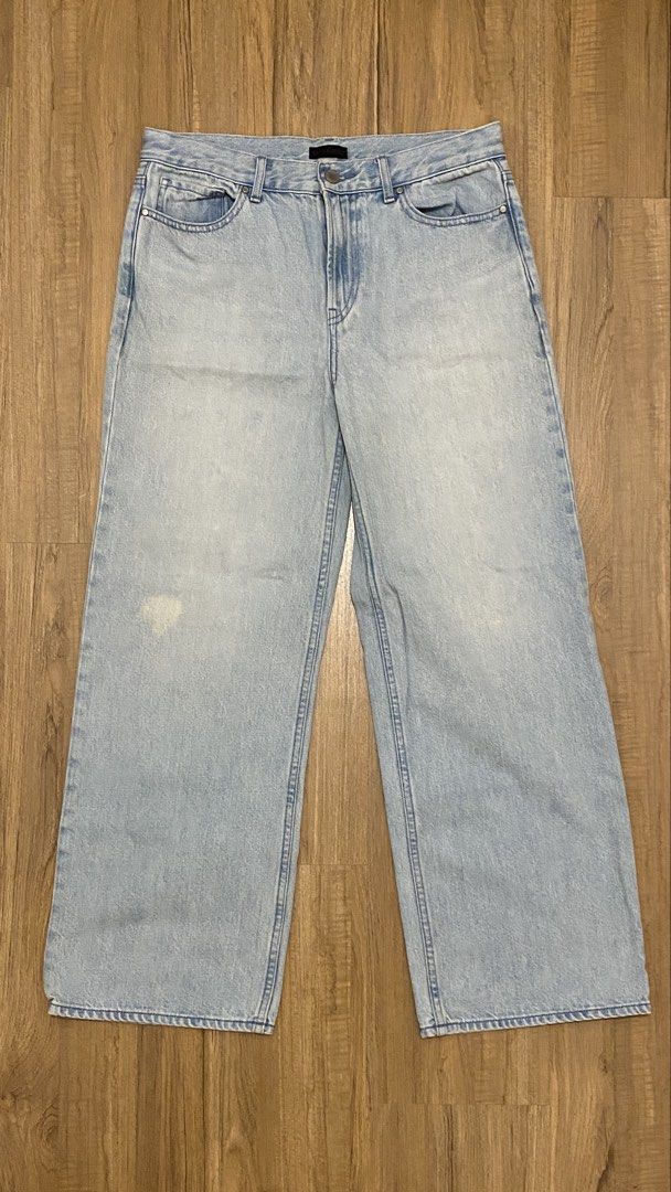 UNIQLO - baggy jeans (Category: Jeans) located in Davao. Submitted by altheack (Listing ID 1440513785, Image 1). Description: Authentic Uniqlo Jeans Classic five pocket design Wide cut with a low-rise waist Minor stain Size: 24(61cm) RFS: Decluttering .