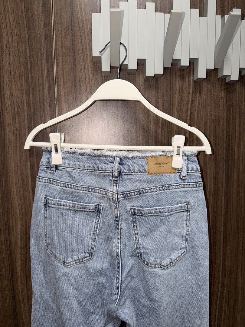 Urban Revivo flare jeans (Category: Jeans) located in Makati City. Submitted by clearcloset13 (Listing ID 1440473892, Image 2). Description: Size 27.