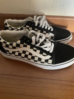(Category: ) located in . Submitted by sneakers12 (Listing ID 1440495268, Image 1). Description: .