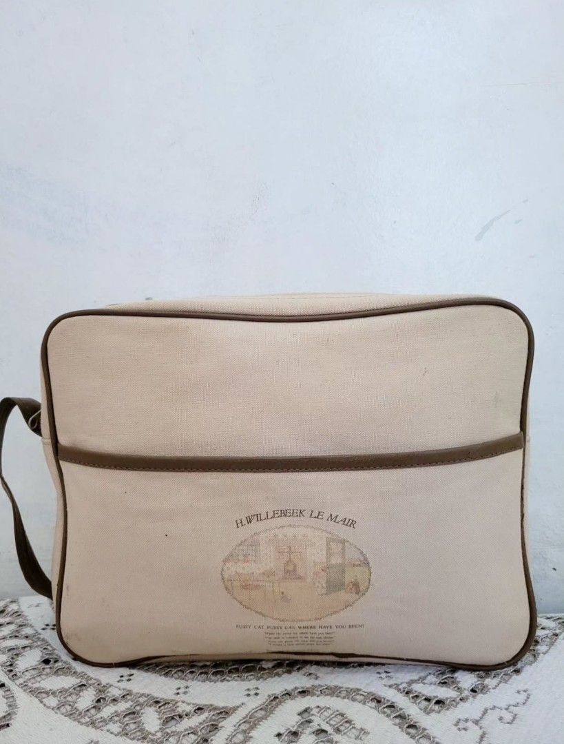 Vintage Canvas Leather Hand Bag (Category: Purses & Pouches) located in Balanga. Submitted by marae_c (Listing ID 1440518275, Image 1). Description: In very good condition. With minimal flaws, may onting dumi sa may ilalim and small sa likod, see last pics for ref. other than that all goods and a good quality bag. Rfs. Decluttwring from my personal collection. Not in use. Have too many bags already. Sa mga nakakakila and nagccollect ng book artpi