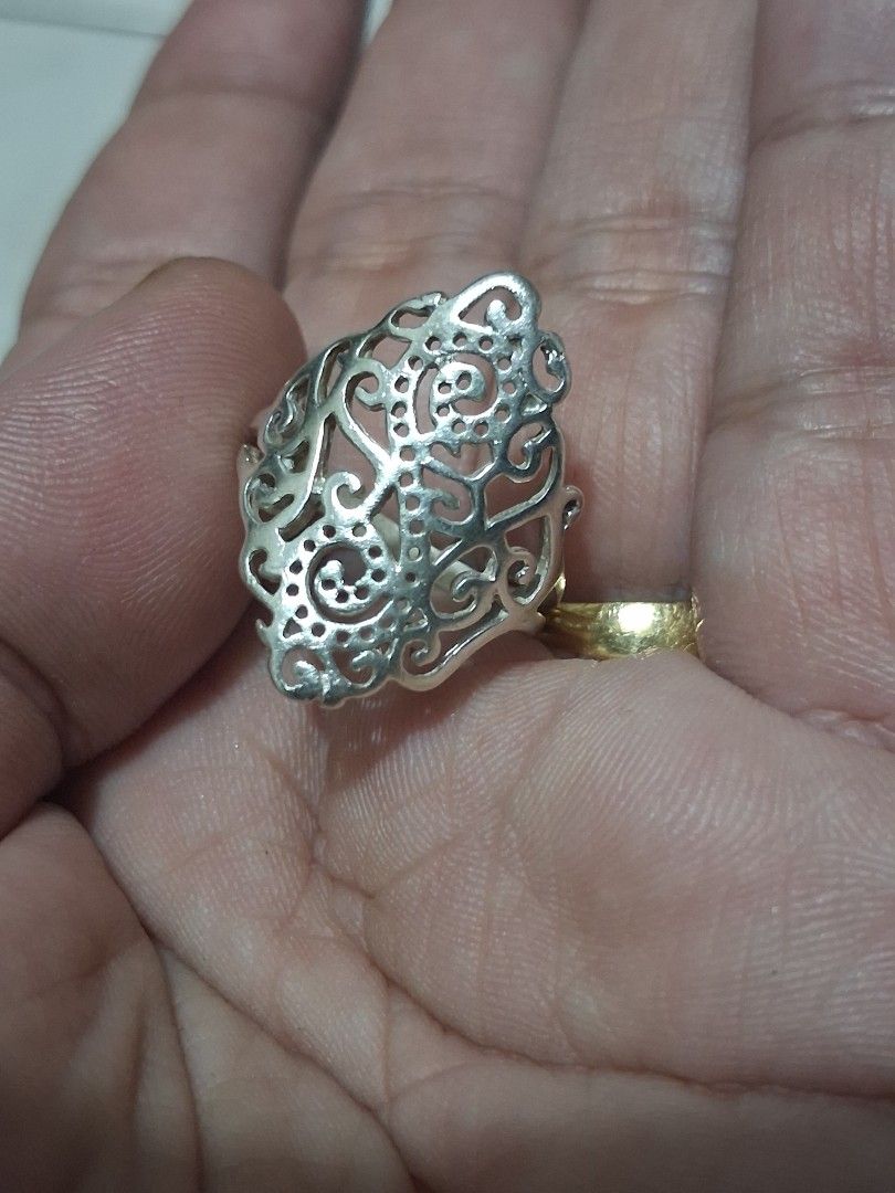 Vintage Silver 925 Statement Ring (Category: Rings) located in Las Pinas. Submitted by chariepadilla (Listing ID 1440505102, Image 1). Description: Size 7.5.