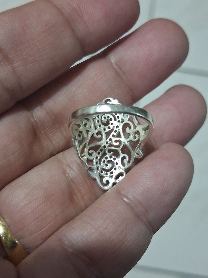 Vintage Silver 925 Statement Ring (Category: Rings) located in Las Pinas. Submitted by chariepadilla (Listing ID 1440505102, Image 2). Description: Size 7.5.