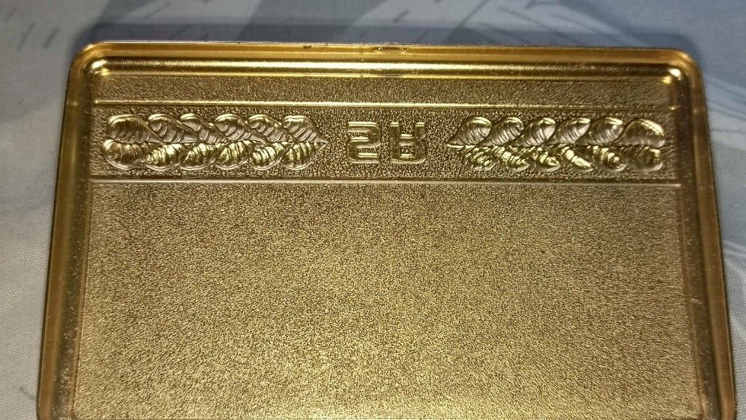 Vintage SR Gold and Red Cigarette Case Holder (Category: Vintage Collectibles) located in Los Banos. Submitted by tritrollse.04 (Listing ID 1440444161, Image 3). Description: - Elegant gold and red cigarette case. - Features a decorative border with 'SR' initials. - Opens to a shiny gold interior. - Includes a strap to keep cigarettes in place. - Secure clasp for safe closure. - A timeless accessory for your cigarettes. -very visible signs of usa