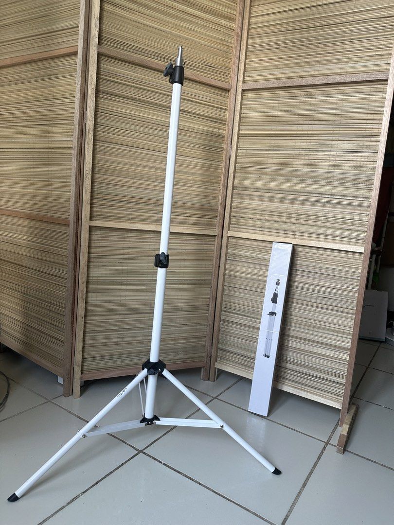 Wanbo WBBB01 Floor Stand Tripod 1.7m White (Category: Tripods & Monopods) located in Mandaluyong City. Submitted by rustic_swirls (Listing ID 1440492016, Image 2). Description: - Wanbo Floor Stand Tripod - Color: White - Maximum Height: 1.7 meters - Comes in original box - Ideal for setting up lights or cameras.