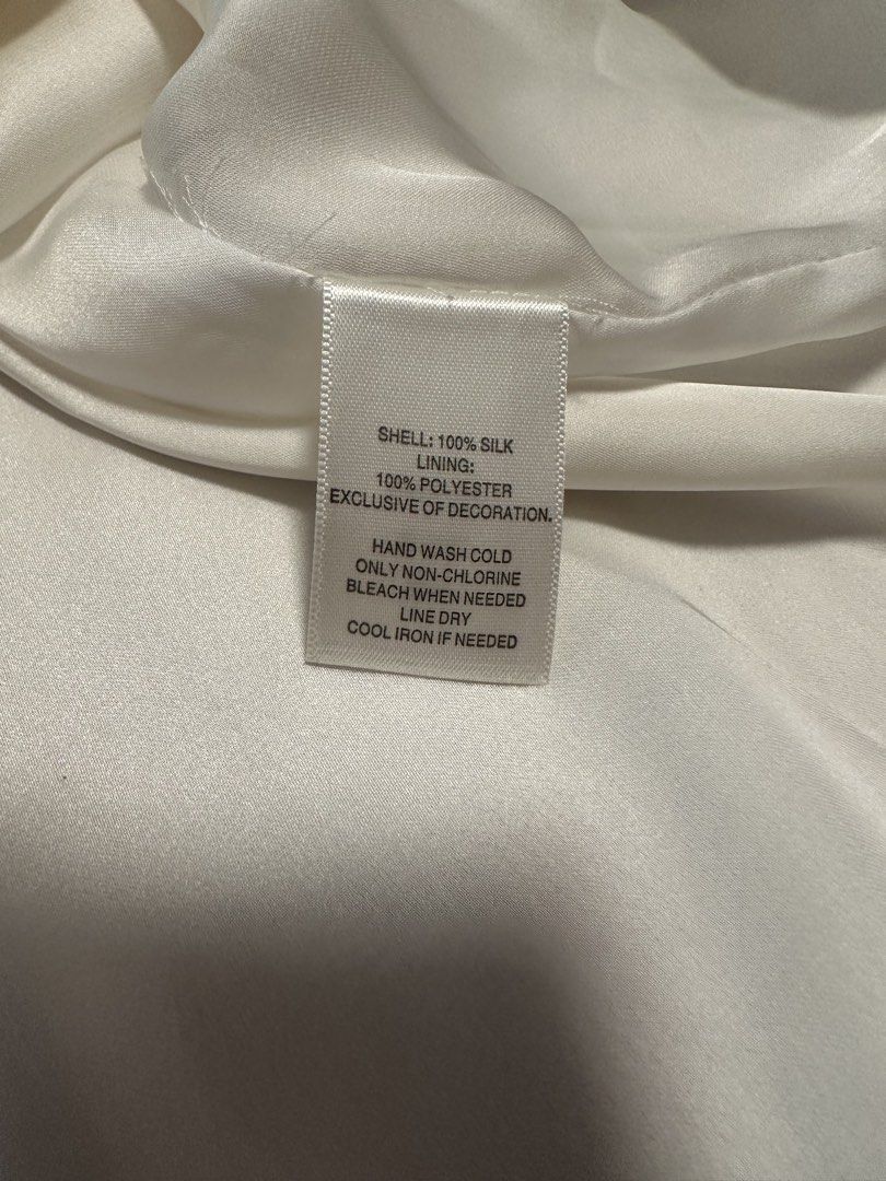 White blouse made of 100% silk and polyester lining (Category: Sleeveless) located in Manila. Submitted by lev92139 (Listing ID 1440408543, Image 3). Description: Elegant sleeveless blouse made of 100% silk Best paired with jeans for an elegant casual look or black long skirt for a party vibe.