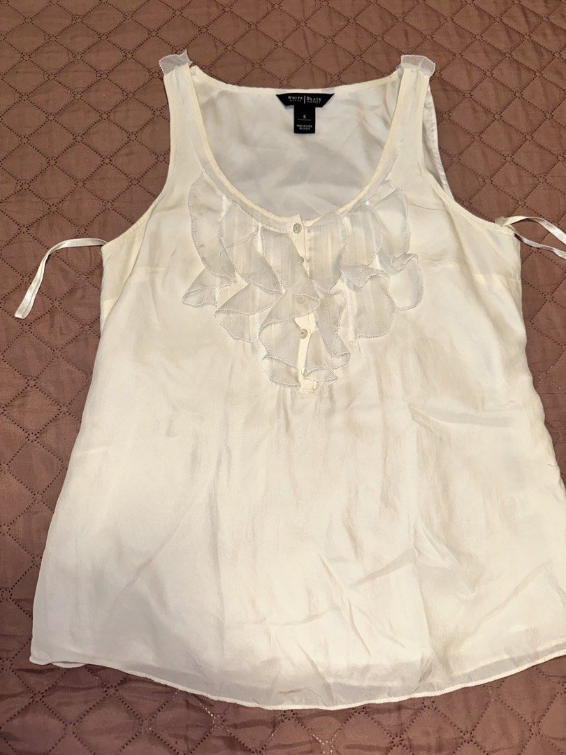 White blouse made of 100% silk and polyester lining (Category: Sleeveless) located in Manila. Submitted by lev92139 (Listing ID 1440408543, Image 1). Description: Elegant sleeveless blouse made of 100% silk Best paired with jeans for an elegant casual look or black long skirt for a party vibe.