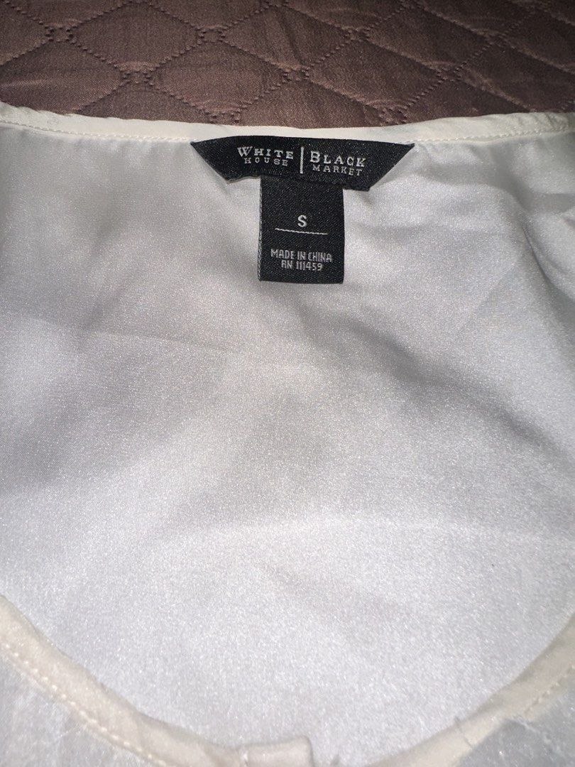 White blouse made of 100% silk and polyester lining (Category: Sleeveless) located in Manila. Submitted by lev92139 (Listing ID 1440408543, Image 2). Description: Elegant sleeveless blouse made of 100% silk Best paired with jeans for an elegant casual look or black long skirt for a party vibe.