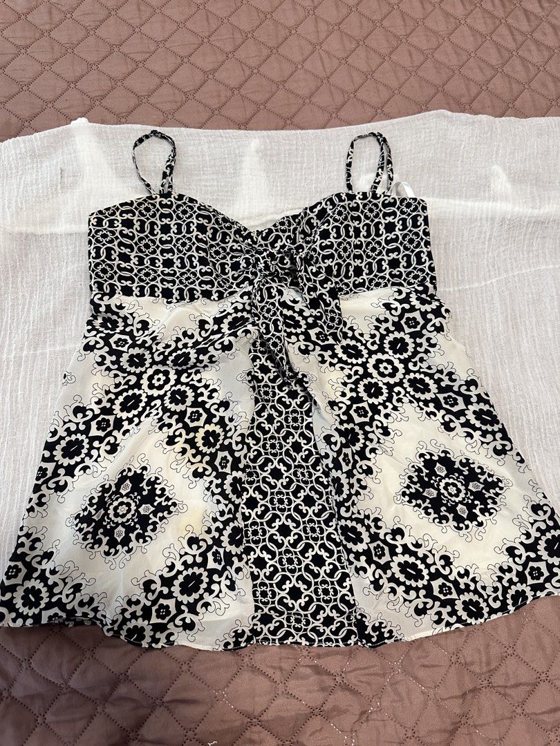 White House sleeveless B&W blouse (Category: Sleeveless) located in Manila. Submitted by lev92139 (Listing ID 1440407748, Image 1). Description: Bought from US Stylish sleeveless blouse perfect for beach party or meet ups with friends .