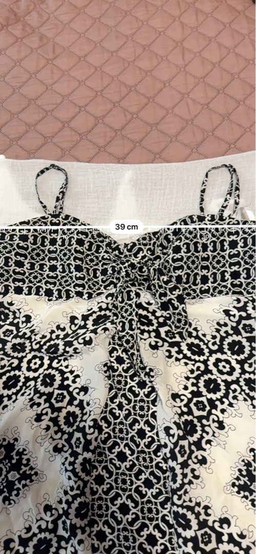 White House sleeveless B&W blouse (Category: Sleeveless) located in Manila. Submitted by lev92139 (Listing ID 1440407748, Image 3). Description: Bought from US Stylish sleeveless blouse perfect for beach party or meet ups with friends .