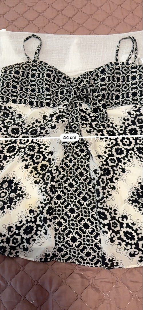 White House sleeveless B&W blouse (Category: Sleeveless) located in Manila. Submitted by lev92139 (Listing ID 1440407748, Image 2). Description: Bought from US Stylish sleeveless blouse perfect for beach party or meet ups with friends .