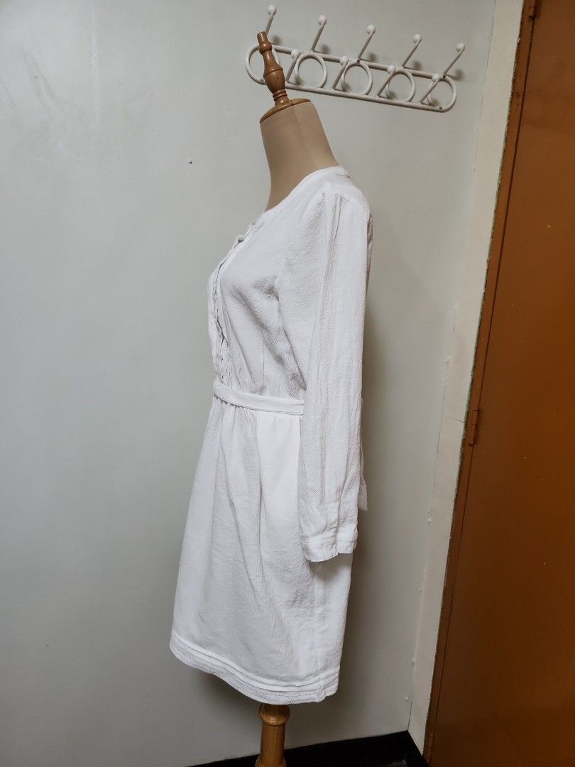 White Med to Large dress (Category: Dresses) located in Marikina City. Submitted by KanamiFinds (Listing ID 1440556612, Image 2). Description: bust: 38 to 44 inches waist: 30 - 38 inches length: 32 inches from the shoulders with pockets.