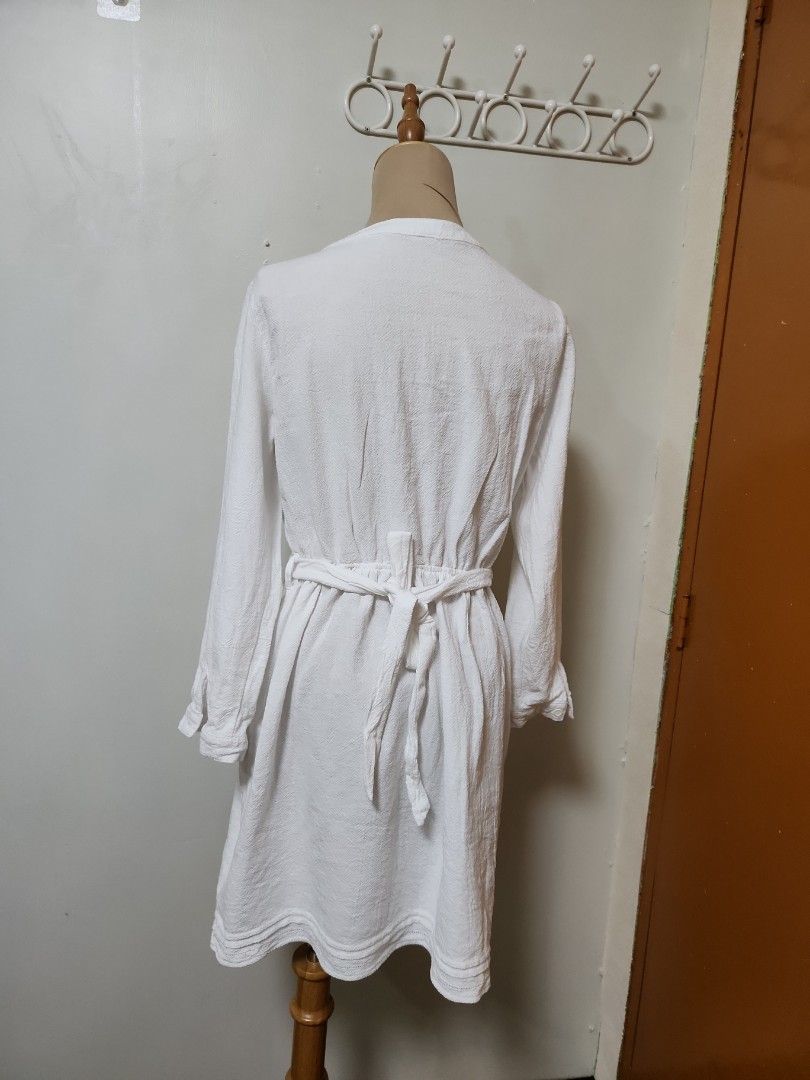 White Med to Large dress (Category: Dresses) located in Marikina City. Submitted by KanamiFinds (Listing ID 1440556612, Image 3). Description: bust: 38 to 44 inches waist: 30 - 38 inches length: 32 inches from the shoulders with pockets.