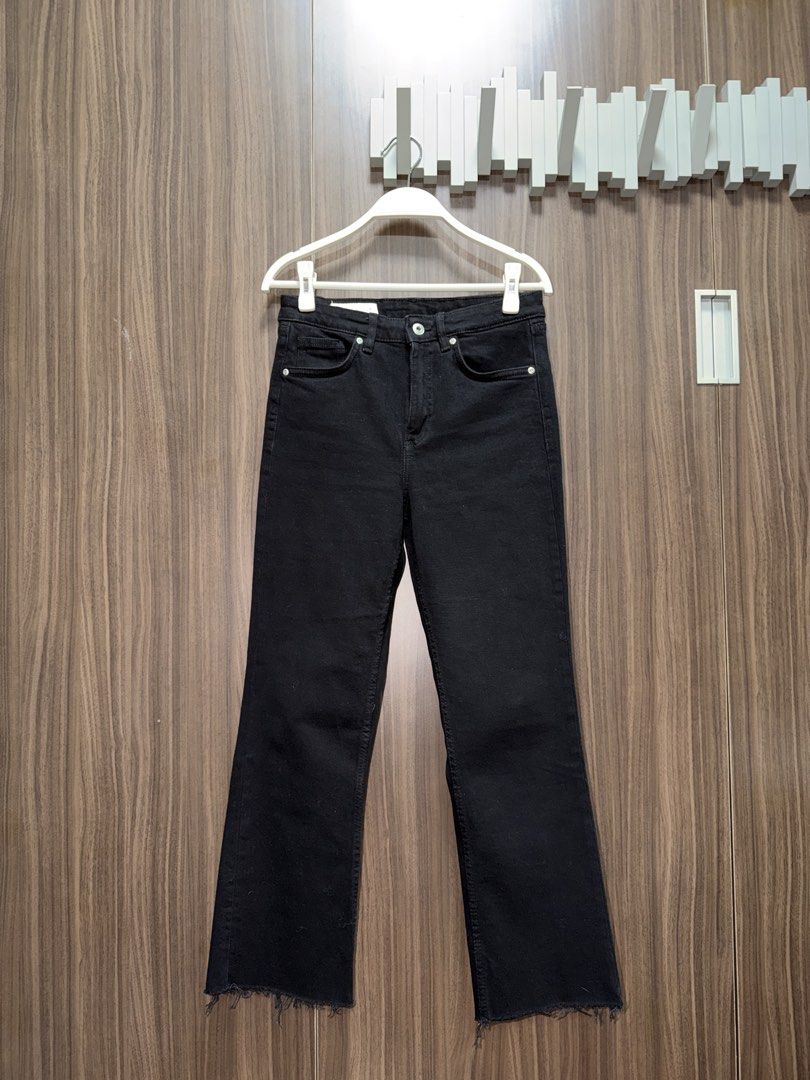 Zara black denim flare jeans (Category: Jeans) located in Makati City. Submitted by clearcloset13 (Listing ID 1440478628, Image 1). Description: Size 38.
