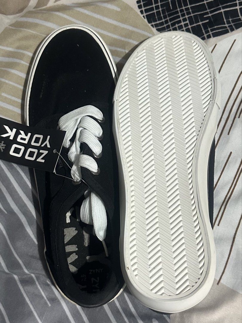 Zoo York Original (Category: Sneakers) located in Cavite. Submitted by candice2018 (Listing ID 1440460307, Image 3). Description: Zoo York Original Bought in Canada Rfs hindi kasya Brandnew Size 7 Shipping or meet up at SM Tanza.