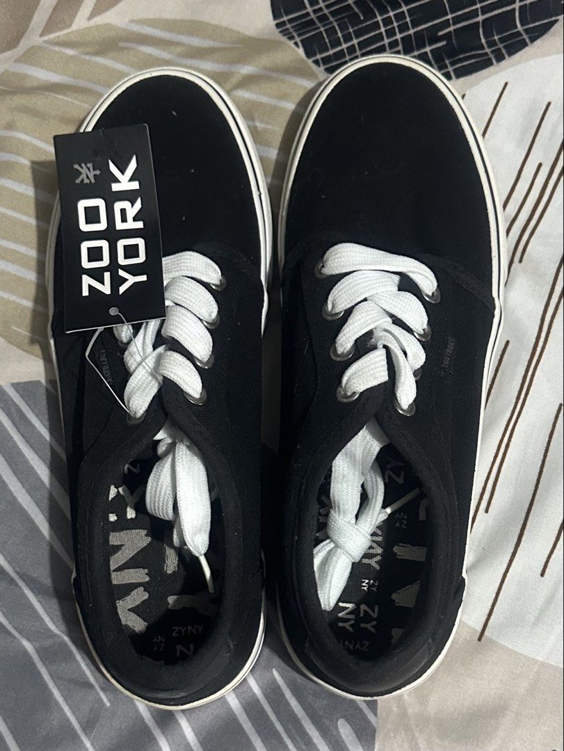 Zoo York Original (Category: Sneakers) located in Cavite. Submitted by candice2018 (Listing ID 1440460307, Image 1). Description: Zoo York Original Bought in Canada Rfs hindi kasya Brandnew Size 7 Shipping or meet up at SM Tanza.