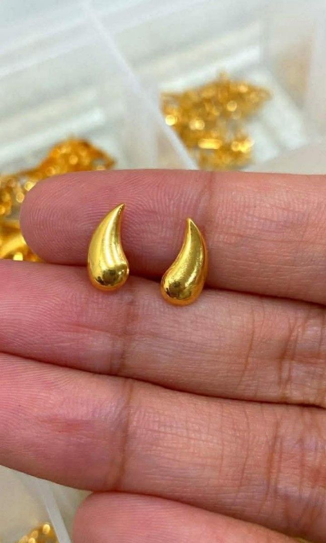 18K Saudi Gold Teardrop Earrings (Category: Earrings) located in Caloocan City. Submitted by cheskhaionlinestore2.0 (Listing ID 1440746152, Image 1). Description: Pure 18K Saudi Gold ✨ Teardrop Earrings ₱3400 only ⚡ 🍒Nasasangla💯/ Pawnable 💯 🍒Ship Via Lbc/ JNT 🍒Same Day delivery via LALAMOVE 🚚 🍒Open for COD/COP with dp to avoid cancellation of orders ‼️ DM for faster Transaction 📩📩📩 Cheskhai Online Store #cheskhaionlinestore #LegitSince2