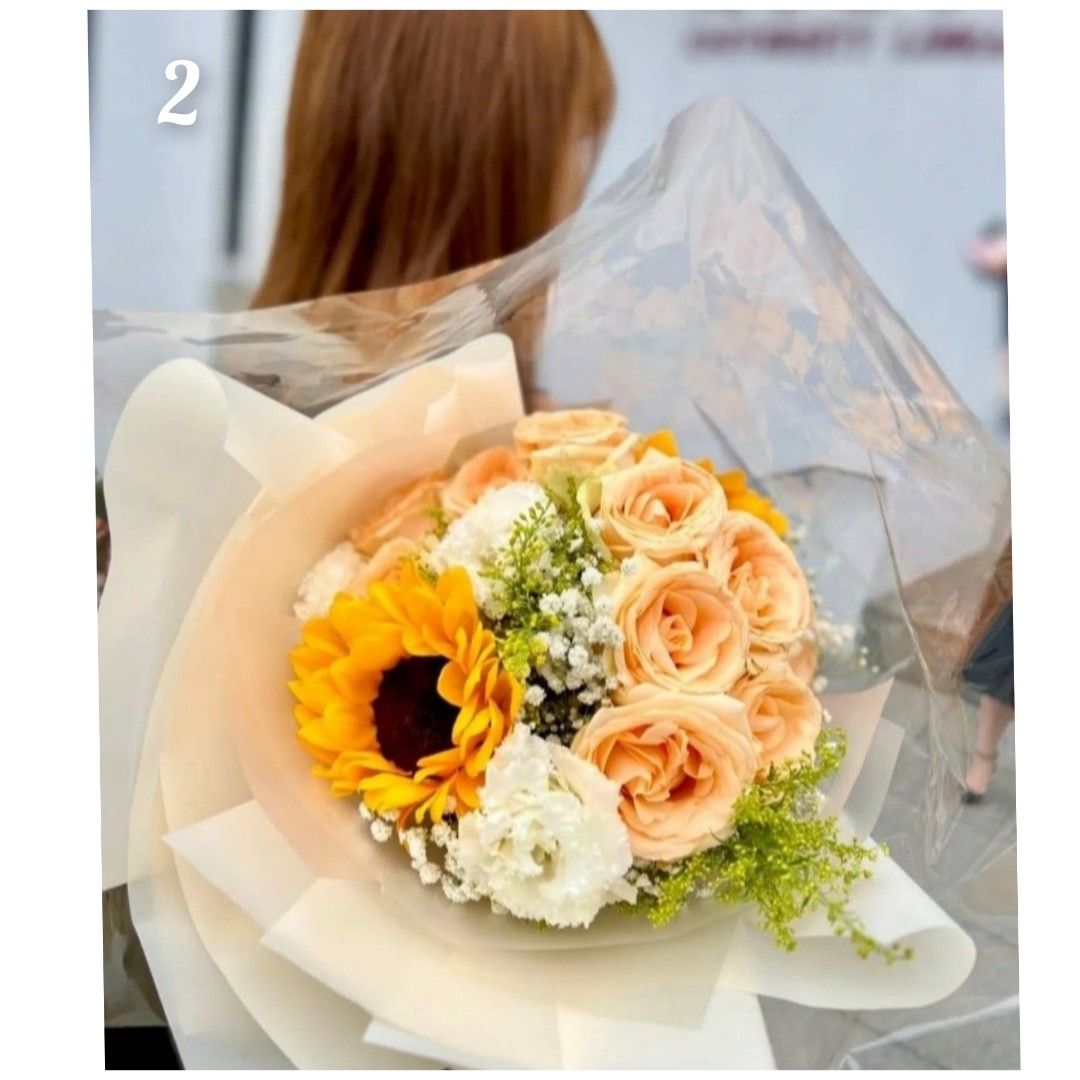 鮮花花束(生日，畢業，榮休之選) （分類：文具及工藝 - 花）位於 Hong Kong。 由 ada02 提交（商品編號 1330084378，圖片 3）。簡介： 1. 一朵向日葵花束 寓意一支獨秀。 花束 有主角向日葵,襯花用乒乓菊做成既畢業公仔，桔梗，天鵝絨， 翠珠花，紫毛球。 襯葉有葉上花同尤加利，多種襯花 組合而成 。 size：闊38×高35($688） 2. 花束用上外國香檳色玫瑰，向日葵， 白色洋桔梗，滿天星 同襯葉， 靚絕🥰 （有白色桔梗$428/ 無桔梗$398 ) 3.繡球花語代表希望、 永恆同美滿 - $338 可選粉紅，粉籃，紫色繡球花束，選上木綿花、滿天星、兔尾草做襯花（高 46x闊38 cm） 4. 鬱金香花語 ～無所保留的愛🥰 ⚘️⚘️擁有鮮艷的顏色， 令人我見猶憐，比人感覺舉止端莊、容貌美麗，惹人憐愛的花朵/43闊33高 （$388/8-10朵，$518/18-20朵） 5. 庭園玫瑰襯上小玫同桔梗， 很有田園氣息$338 6.向日葵的花語：代表著溫暖