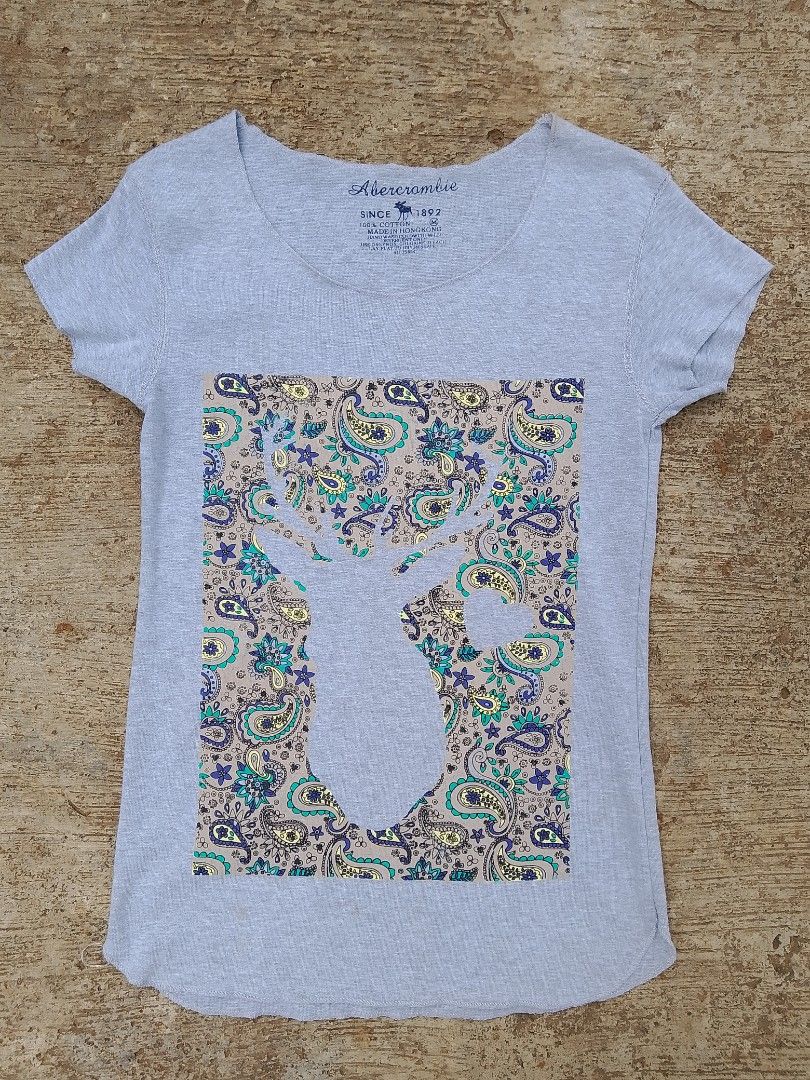 Abercrombie Graphic T-Shirt (Category: Shirts) located in Bonifacio. Submitted by rasfinds16 (Listing ID 1440661834, Image 1). Description: Brand : Abercrombie 📌ALL ITEMS ARE NEGOTIABLE / DM ME 📩 📌Color may vary due to lighting. Size : M on tag Dimension : 24.5" (length) x 14.5" (width) Color Rate : 9 / 10 Condition : Excellent Issue : loose stitch / Need wash MOP : GCash Courier : J&T Location : Mindanao - PAY NOW / SHIPPED NOW | TOMORROW - W