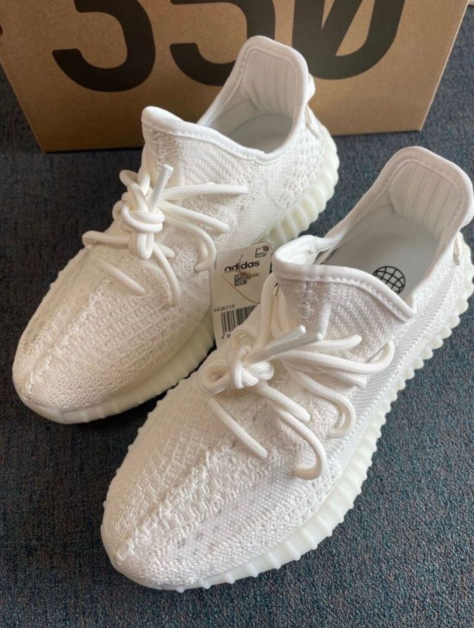 adidas originals Yeezy Boost 350 V2 Bone Shoes White (Category: Sneakers) located in Singapore. Submitted by keenwater-b0b8 (Listing ID 1440755122, Image 2). Description: Brand: Adidas Item: adidas originals Yeezy Boost 350 V2 Bone Shoes White ✅ Brand New ✅ Free Shipping (J&T / Ninja Van) ✅ Cash on Delivery 📋 Process: Order → 3-day photo confirm → Ship → Pay on delivery 📌 Confirm size before ordering.